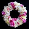 Biało-różowy wianek z kwiatów
