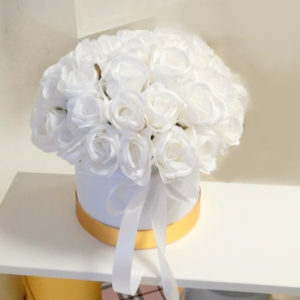 Biały flower box z białymi różami nr 131