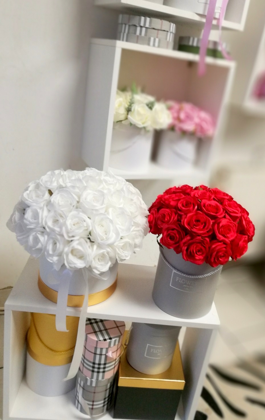 Biały flower box z białymi różami nr. 131
