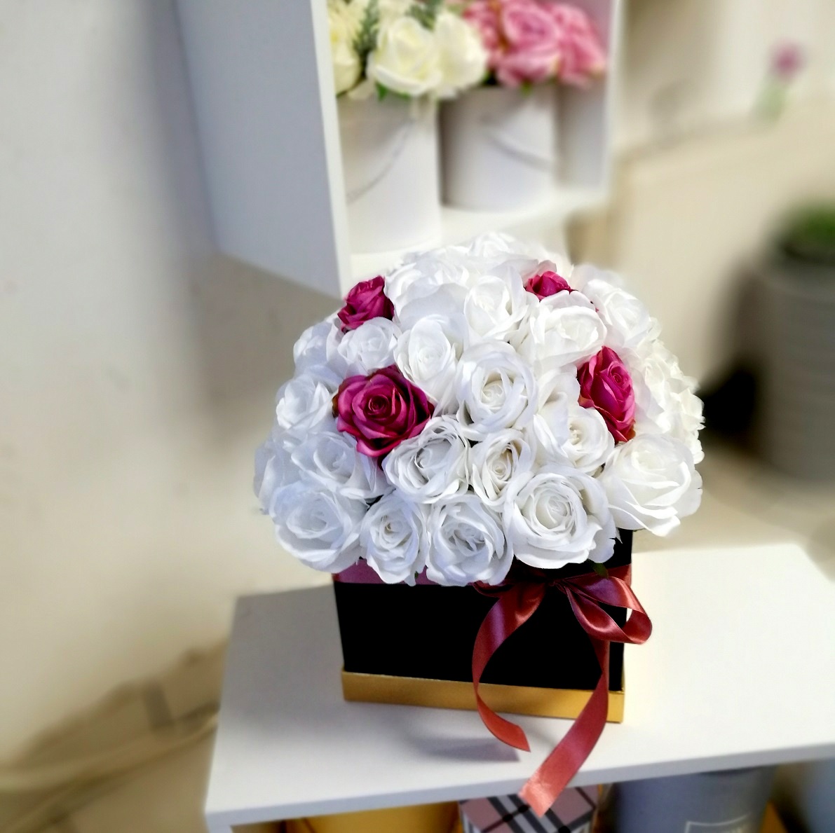 Czarny flower box z białymi różami nr. 130