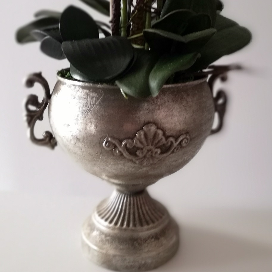 Śnieżnobiały storczyk w metalowej wazie nr. 164