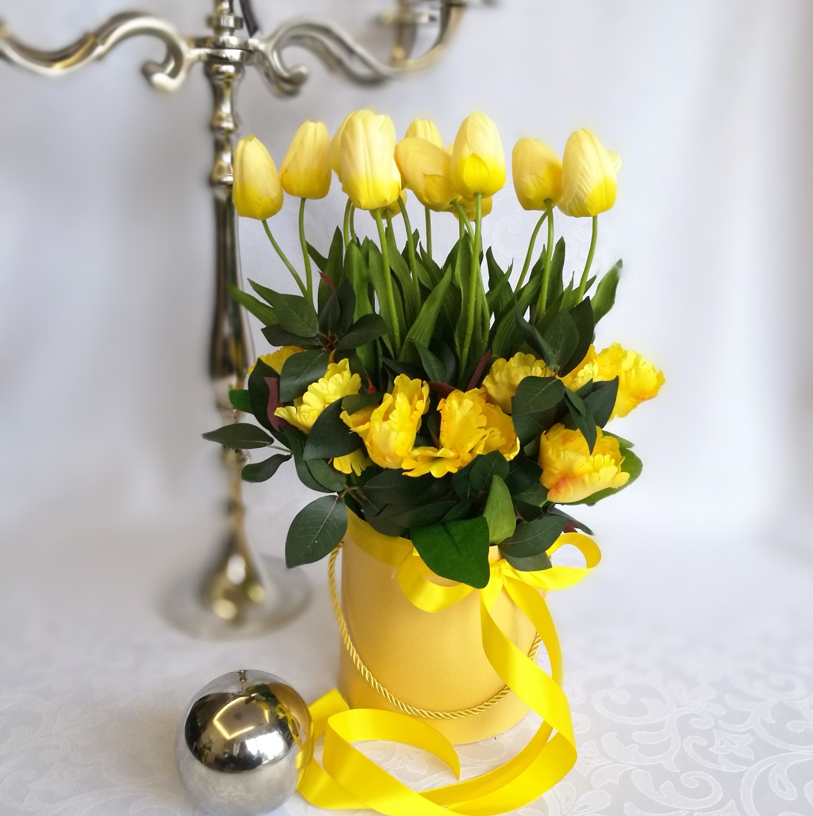 Żółte tulipany w żółtym pudełku nr. 176