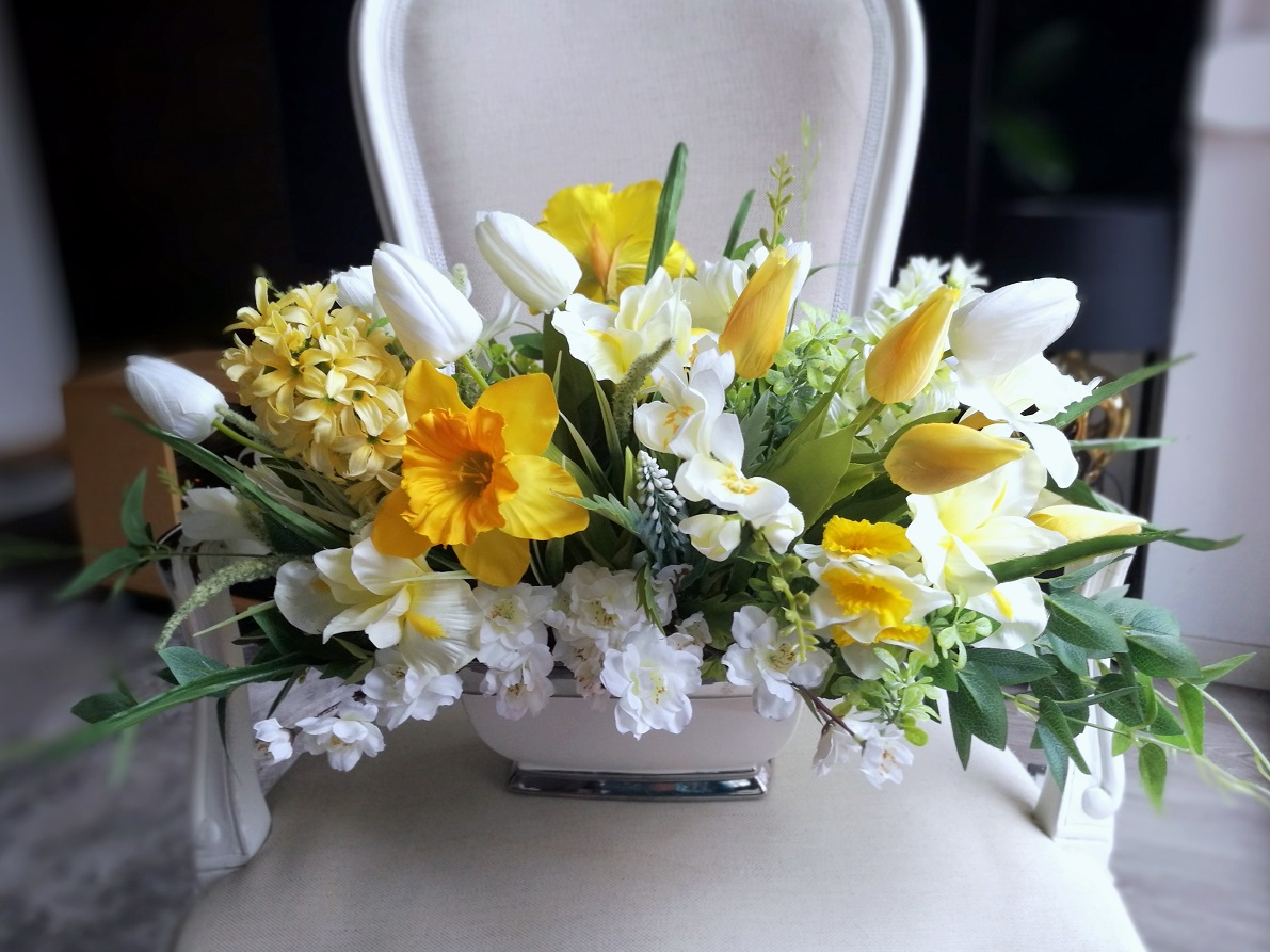Wiosenne kwiaty w białym naczyniu nr 297