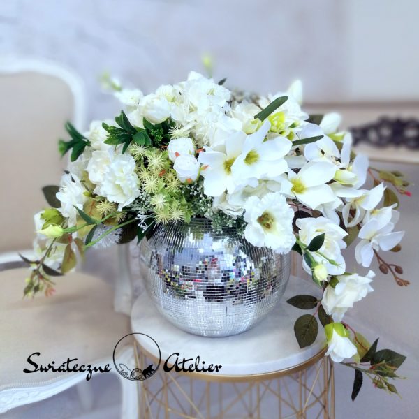 Kompozycje ze sztucznych kwiatów na wesele