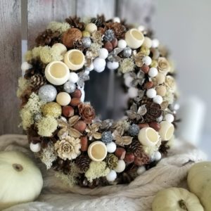 Wianek świąteczny z szyszek w bieli