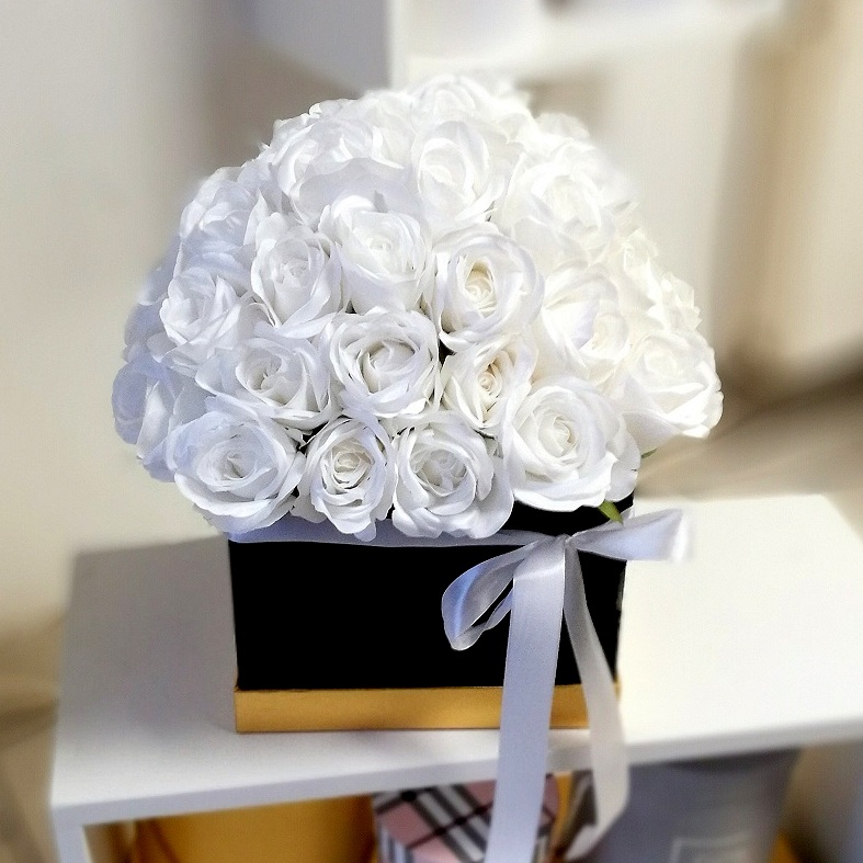 Czarny flower box z białymi różami nr. 130