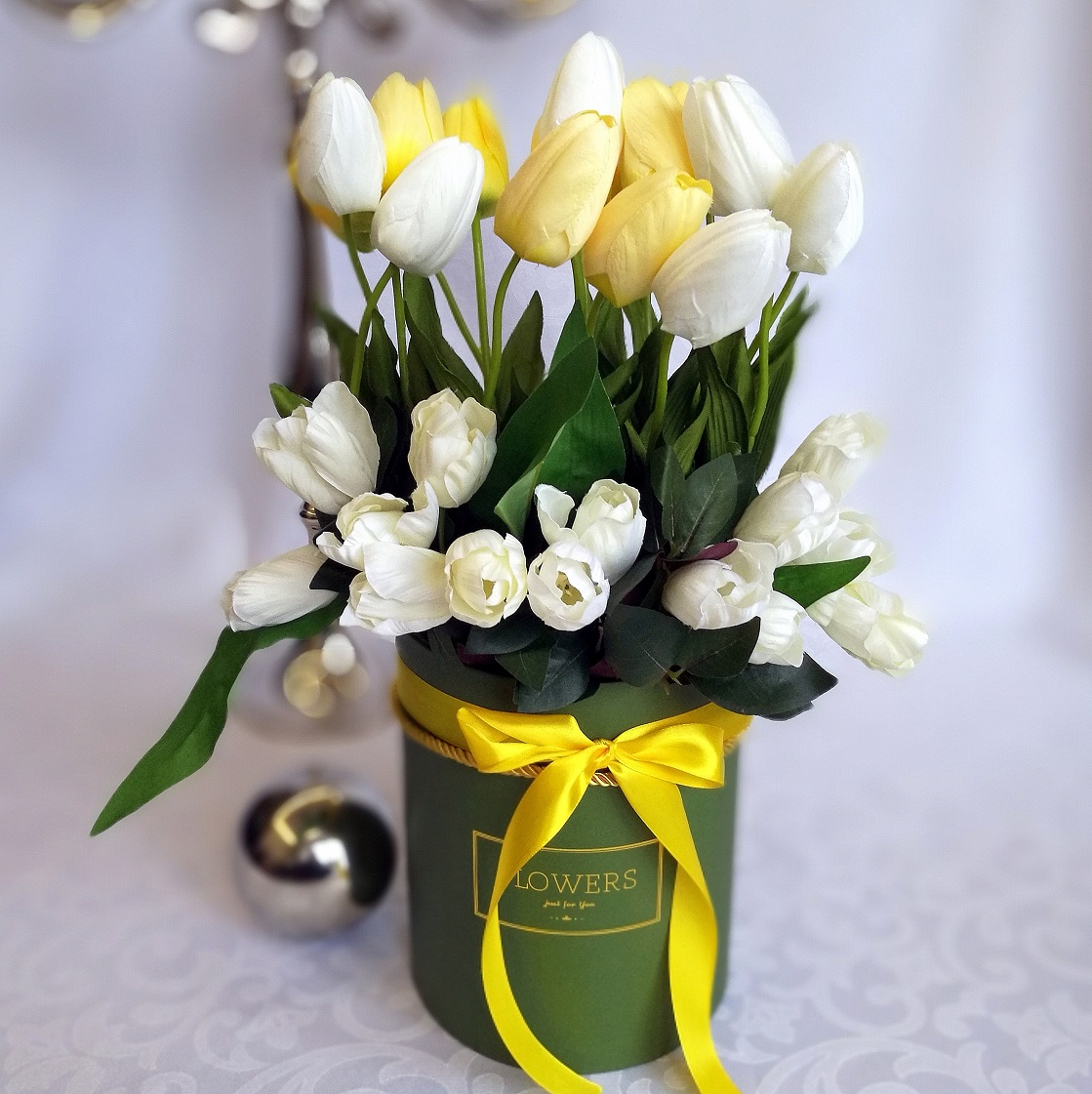 Biało-żółte pudełko z tulipanami nr 222,