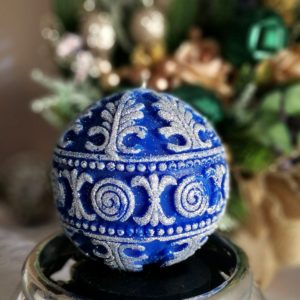 Zapachowa świeca w kształcie bombki niebieska