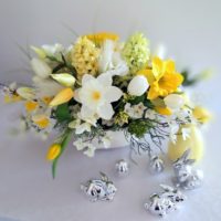 Wiosenne kwiaty w białym naczyniu nr. 305