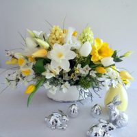 Wiosenne kwiaty w białym naczyniu nr. 305