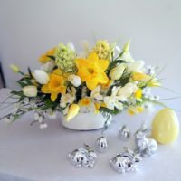 Wiosenne kwiaty w białym naczyniu nr. 305