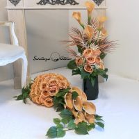 Zestaw nagrobny w Cieniu Kasztanowca nr 380 Zestaw nagrobny w Cieniu Kasztanowca nr 380 to unikatowa i piękna kompozycja kwiatowa. Zestaw składa się z kompozycji leżącej oraz bukietu.  Kompozycja jest przede wszystkim jest niezwykle elegancka i duża. Składają się na nią kolejno : róże i gumowe kalie .10 kalii w kolorze cappuccino o długości 72 cm  zostało ułożone warstwowo w kuli kwiatowej. Całość osadzona jest na betonowej podstawce, by zabezpieczyć kompozycję przed wiatrem. Kalie i róże pięknie ze sobą współgrają tworząc harmonijną całość. Bukiety stworzone do zestawu będą strzeliste , w kolorze naturalna biel, z pięknymi powyginanymi kaliami. Możliwość zamówienia w następującej kolorystyce: czerwony, biały, fioletowy, bordo, różowo-kremowy, szary, szaro-różowy, szaro-fioletowy, szaro-niebieski. Wiązanka będzie prezentować się elegancko na praktycznie każdym większym nagrobku. Wszystkie kwiaty wykorzystane w kompozycji to wysokiej jakości sztuczne kwiaty. Jeżeli spodobała się Wam nasza Kompozycja nagrobna Zestaw nagrobny w Cieniu Kasztanowca nr 380,  możemy również przygotować dla Państwa zestaw w tej kolorystyce, z innymi elementami dekoracyjnymi, na przykład z bukietem do wazonu, stroikiem czy wiankiem. Wystarczy napisać do nas wiadomośc prywatną, by ustalić szczegóły zamówienia Wymiary Zestawu nagrobnego w Cieniu Kasztanowca nr 380: Długość  85-90 cm Wysokość bukietów: ok. 75-80 cm Nie ma dwóch takich samych Każda z naszych dekoracji jest wykonywana ręcznie, więc gwarantujemy, że dekoracja dostarczona Wam będzie jedyna w swoim rodzaju. Ze względu na to, że nasze kompozycje wykonywane są za każdym razem ręcznie przez florystę oraz sezonowość wykorzystywanych w kompozycjach dodatków – kompozycja przygotowana dla Państwa może delikatnie różnić się od przedstawionej na zdjęciu. Gwarantujemy natomiast jakość i estetykę wykonania Państwa zamówienia.