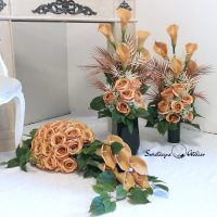 Zestaw nagrobny w Cieniu Kasztanowca nr 380 Zestaw nagrobny w Cieniu Kasztanowca nr 380 to unikatowa i piękna kompozycja kwiatowa. Zestaw składa się z kompozycji leżącej oraz bukietu.  Kompozycja jest przede wszystkim jest niezwykle elegancka i duża. Składają się na nią kolejno : róże i gumowe kalie .10 kalii w kolorze cappuccino o długości 72 cm  zostało ułożone warstwowo w kuli kwiatowej. Całość osadzona jest na betonowej podstawce, by zabezpieczyć kompozycję przed wiatrem. Kalie i róże pięknie ze sobą współgrają tworząc harmonijną całość. Bukiety stworzone do zestawu będą strzeliste , w kolorze naturalna biel, z pięknymi powyginanymi kaliami. Możliwość zamówienia w następującej kolorystyce: czerwony, biały, fioletowy, bordo, różowo-kremowy, szary, szaro-różowy, szaro-fioletowy, szaro-niebieski. Wiązanka będzie prezentować się elegancko na praktycznie każdym większym nagrobku. Wszystkie kwiaty wykorzystane w kompozycji to wysokiej jakości sztuczne kwiaty. Jeżeli spodobała się Wam nasza Kompozycja nagrobna Zestaw nagrobny w Cieniu Kasztanowca nr 380,  możemy również przygotować dla Państwa zestaw w tej kolorystyce, z innymi elementami dekoracyjnymi, na przykład z bukietem do wazonu, stroikiem czy wiankiem. Wystarczy napisać do nas wiadomośc prywatną, by ustalić szczegóły zamówienia Wymiary Zestawu nagrobnego w Cieniu Kasztanowca nr 380: Długość  85-90 cm Wysokość bukietów: ok. 75-80 cm Nie ma dwóch takich samych Każda z naszych dekoracji jest wykonywana ręcznie, więc gwarantujemy, że dekoracja dostarczona Wam będzie jedyna w swoim rodzaju. Ze względu na to, że nasze kompozycje wykonywane są za każdym razem ręcznie przez florystę oraz sezonowość wykorzystywanych w kompozycjach dodatków – kompozycja przygotowana dla Państwa może delikatnie różnić się od przedstawionej na zdjęciu. Gwarantujemy natomiast jakość i estetykę wykonania Państwa zamówienia.