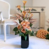 Zestaw nagrobny w Cieniu Kasztanowca nr 380 Zestaw nagrobny w Cieniu Kasztanowca nr 380 to unikatowa i piękna kompozycja kwiatowa. Zestaw składa się z kompozycji leżącej oraz bukietu.  Kompozycja jest przede wszystkim jest niezwykle elegancka i duża. Składają się na nią kolejno : róże i gumowe kalie .10 kalii w kolorze cappuccino o długości 72 cm  zostało ułożone warstwowo w kuli kwiatowej. Całość osadzona jest na betonowej podstawce, by zabezpieczyć kompozycję przed wiatrem. Kalie i róże pięknie ze sobą współgrają tworząc harmonijną całość. Bukiety stworzone do zestawu będą strzeliste , w kolorze naturalna biel, z pięknymi powyginanymi kaliami. Możliwość zamówienia w następującej kolorystyce: czerwony, biały, fioletowy, bordo, różowo-kremowy, szary, szaro-różowy, szaro-fioletowy, szaro-niebieski. Wiązanka będzie prezentować się elegancko na praktycznie każdym większym nagrobku. Wszystkie kwiaty wykorzystane w kompozycji to wysokiej jakości sztuczne kwiaty. Jeżeli spodobała się Wam nasza Kompozycja nagrobna Zestaw nagrobny w Cieniu Kasztanowca nr 380,  możemy również przygotować dla Państwa zestaw w tej kolorystyce, z innymi elementami dekoracyjnymi, na przykład z bukietem do wazonu, stroikiem czy wiankiem. Wystarczy napisać do nas wiadomośc prywatną, by ustalić szczegóły zamówienia Wymiary Zestawu nagrobnego w Cieniu Kasztanowca nr 380: Długość  85-90 cm Wysokość bukietów: ok. 75-80 cm Nie ma dwóch takich samych Każda z naszych dekoracji jest wykonywana ręcznie, więc gwarantujemy, że dekoracja dostarczona Wam będzie jedyna w swoim rodzaju. Ze względu na to, że nasze kompozycje wykonywane są za każdym razem ręcznie przez florystę oraz sezonowość wykorzystywanych w kompozycjach dodatków – kompozycja przygotowana dla Państwa może delikatnie różnić się od przedstawionej na zdjęciu. Gwarantujemy natomiast jakość i estetykę wykonania Państwa zamówienia.