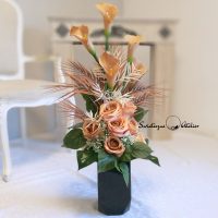 Zestaw nagrobny w Cieniu Kasztanowca nr 380 Zestaw nagrobny w Cieniu Kasztanowca nr 380 to unikatowa i piękna kompozycja kwiatowa. Zestaw składa się z kompozycji leżącej oraz bukietu.  Kompozycja jest przede wszystkim jest niezwykle elegancka i duża. Składają się na nią kolejno : róże i gumowe kalie .10 kalii w kolorze cappuccino o długości 72 cm  zostało ułożone warstwowo w kuli kwiatowej. Całość osadzona jest na betonowej podstawce, by zabezpieczyć kompozycję przed wiatrem. Kalie i róże pięknie ze sobą współgrają tworząc harmonijną całość. Bukiety stworzone do zestawu będą strzeliste , w kolorze naturalna biel, z pięknymi powyginanymi kaliami. Możliwość zamówienia w następującej kolorystyce: czerwony, biały, fioletowy, bordo, różowo-kremowy, szary, szaro-różowy, szaro-fioletowy, szaro-niebieski. Wiązanka będzie prezentować się elegancko na praktycznie każdym większym nagrobku. Wszystkie kwiaty wykorzystane w kompozycji to wysokiej jakości sztuczne kwiaty. Jeżeli spodobała się Wam nasza Kompozycja nagrobna Zestaw nagrobny w Cieniu Kasztanowca nr 380,  możemy również przygotować dla Państwa zestaw w tej kolorystyce, z innymi elementami dekoracyjnymi, na przykład z bukietem do wazonu, stroikiem czy wiankiem. Wystarczy napisać do nas wiadomośc prywatną, by ustalić szczegóły zamówienia Wymiary Zestawu nagrobnego w Cieniu Kasztanowca nr 380: Długość  85-90 cm Wysokość bukietów: ok. 75-80 cm Nie ma dwóch takich samych Każda z naszych dekoracji jest wykonywana ręcznie, więc gwarantujemy, że dekoracja dostarczona Wam będzie jedyna w swoim rodzaju. Ze względu na to, że nasze kompozycje wykonywane są za każdym razem ręcznie przez florystę oraz sezonowość wykorzystywanych w kompozycjach dodatków – kompozycja przygotowana dla Państwa może delikatnie różnić się od przedstawionej na zdjęciu. Gwarantujemy natomiast jakość i estetykę wykonania Państwa zamówienia.