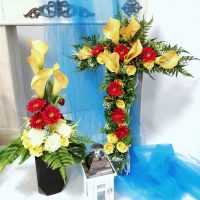 Stroik nagrobny z bukietem Krzyż z gerberą nr 398