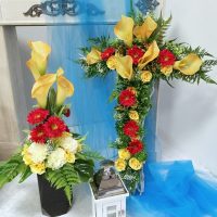 Stroik nagrobny z bukietem Krzyż z gerberą nr 398