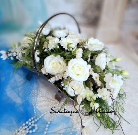 Kompozycje kwiatowe w koszach