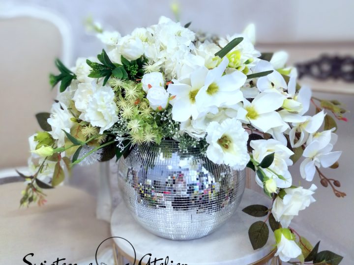 Kompozycje ze sztucznych kwiatów na wesele