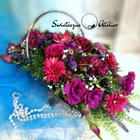 Kompozycje kwiatowe w koszach