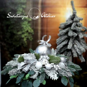 Świąteczny stroik na cmentarz z bombką nr 1351