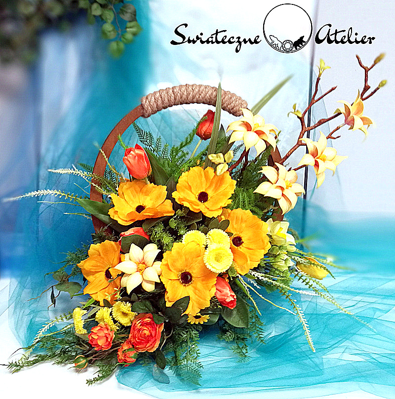 Dekoracja nagrobna w koszyku