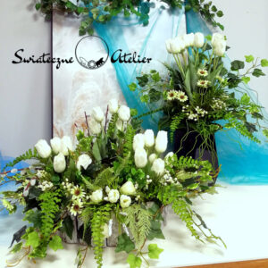 Zestaw nagrobny z białymi tulipanami